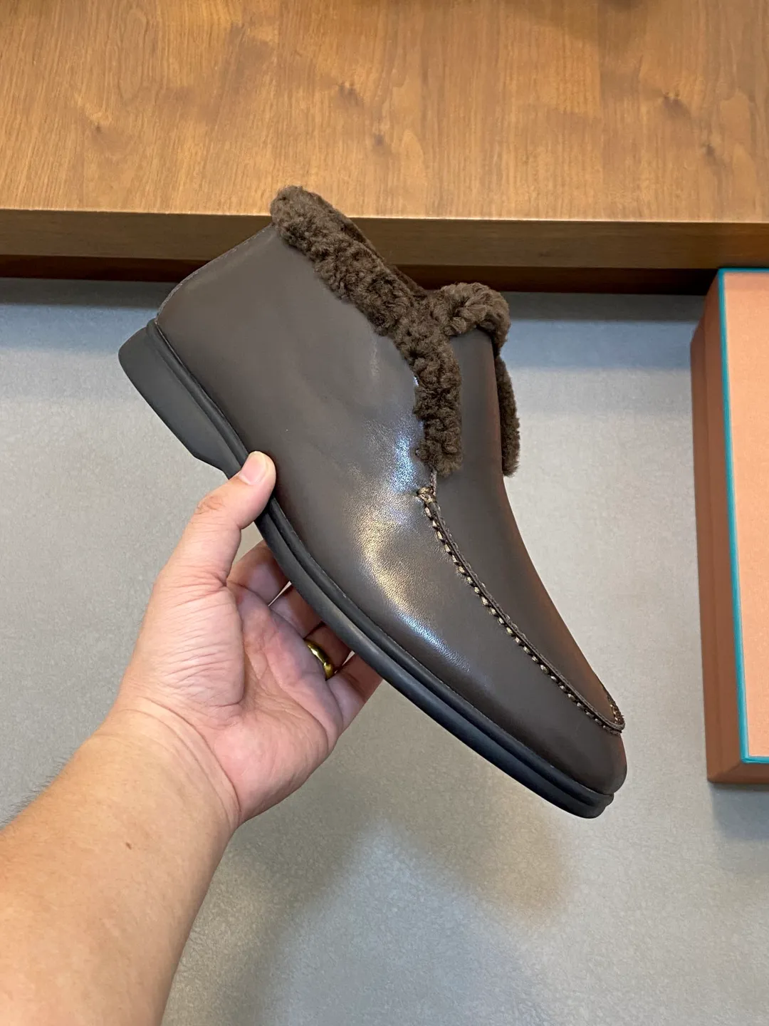 Men's Men's Shoes💰860 LoroPiana/nuoyoupiana men's new autumn and winter wool shoes, Dongguan-made raw materials are in great demand! This casual shoe is made of imported calfskin, with a full wool lining and insole for an extraordinarily comfortable and warm wearing experience. The ultra-light two-color rubber sole creates a charming modern aesthetic. There is an LP logo on the bottom. The style is simple and fashionable, and the upper foot is comfortable, warm and breathable! Comes complete with original box packaging! Size: 39-40-41-42-43-44 standard leather shoe size (45/46 can be customized but does not support returns)